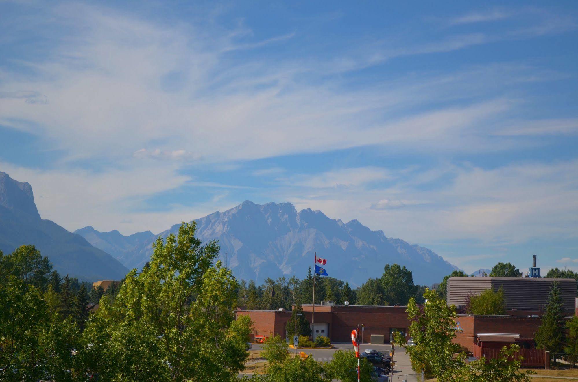 Sunset Resorts Canmore And Spa Exterior photo